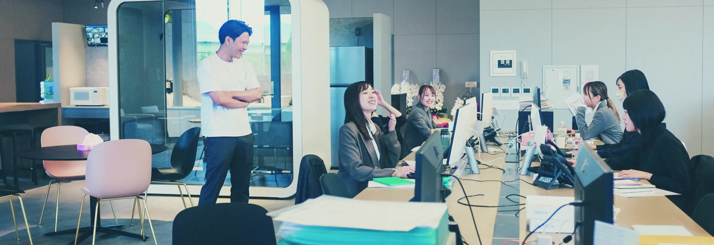 写真：社内で話をしている様子
